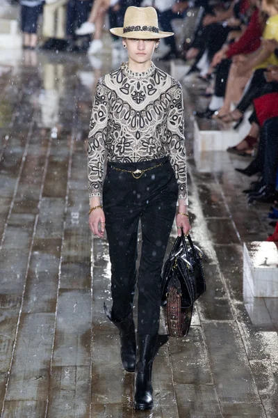 Look 16